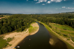 Bozkowice, w oddali zamek Rajsko